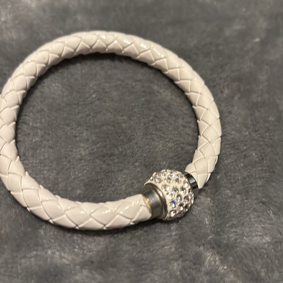 Costume jewelry -bracelets and watches - Picture 5 of 15